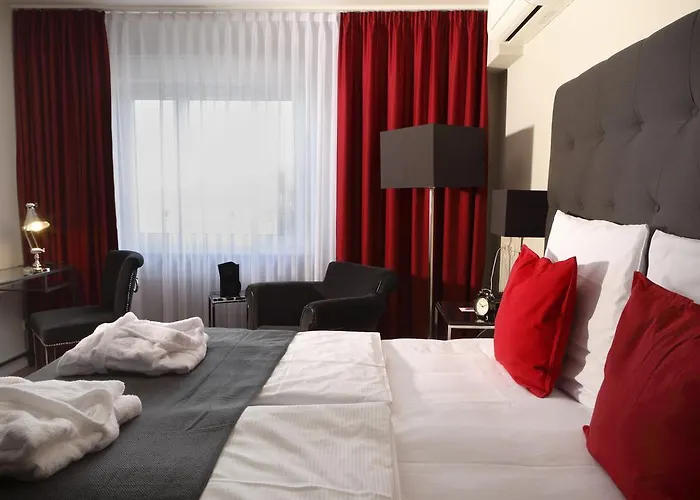 Hotel Tryp By Wyndham Airport 3*